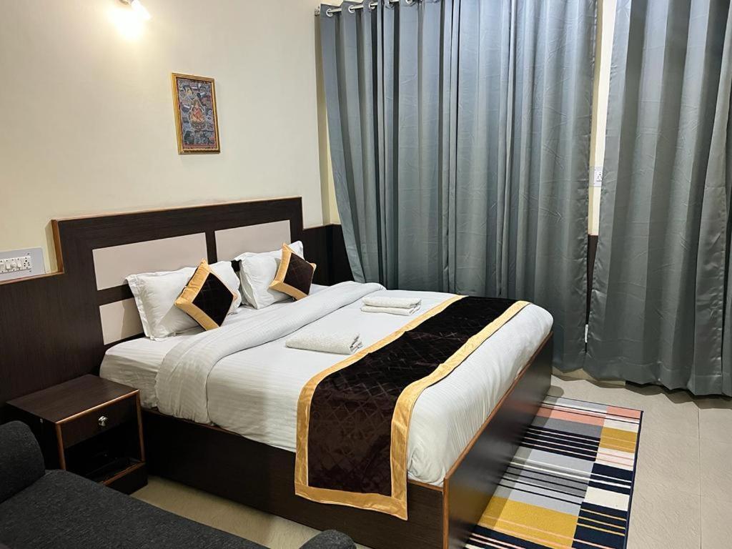 דרמסאלה Sky Pie Hotel מראה חיצוני תמונה