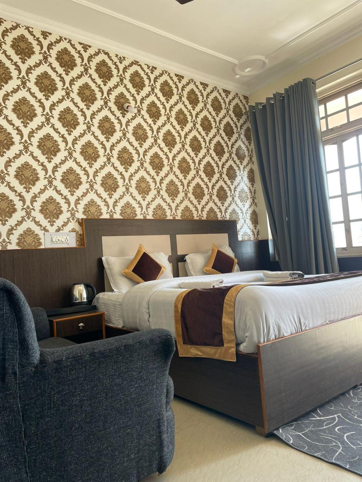 דרמסאלה Sky Pie Hotel מראה חיצוני תמונה