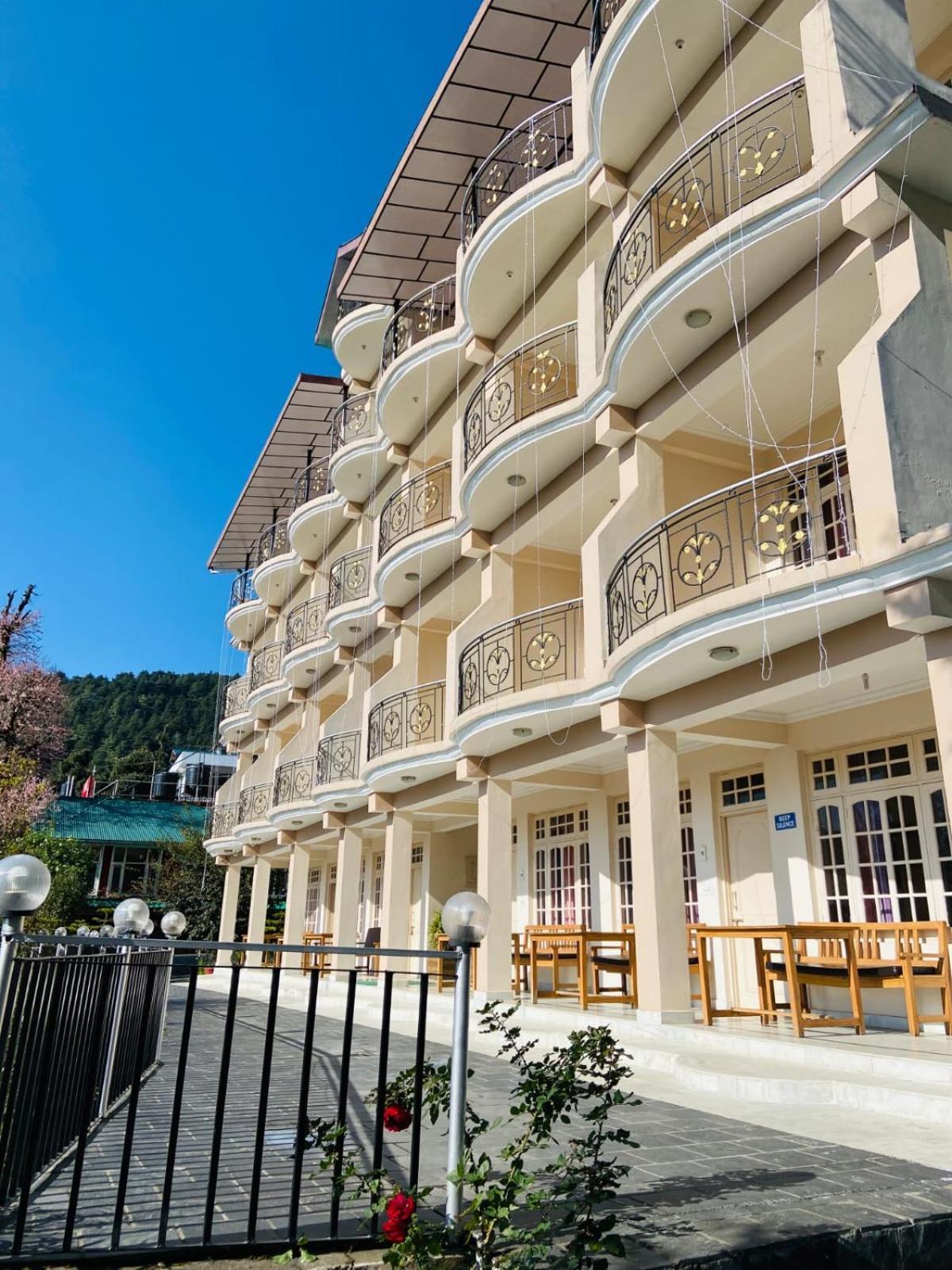 דרמסאלה Sky Pie Hotel מראה חיצוני תמונה